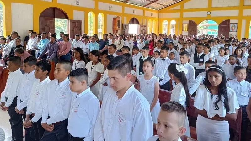 Jóvenes de Masigue reciben el sacramento de confirmación en la iglesia Santa Martha