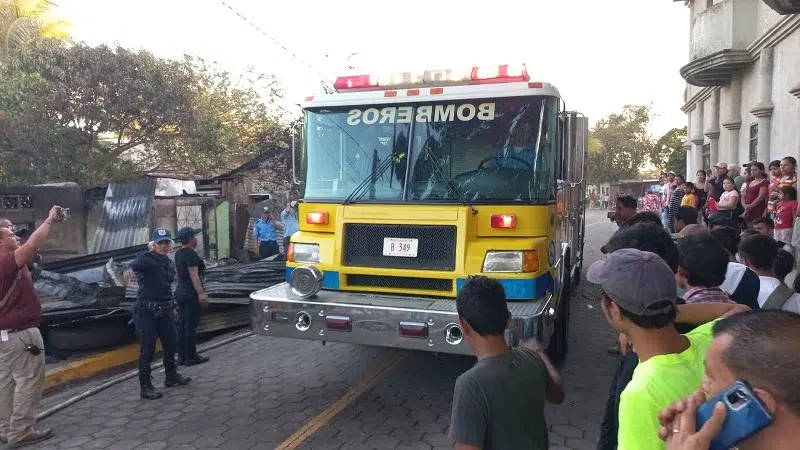 Bomberos unidos y población tratan de sofocar el incendio en las dos viviendas