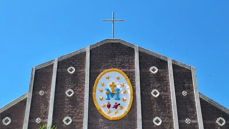 Frontis de la Parroquia Medalla Milagrosa durante el día con la instalación de la nueva cruz