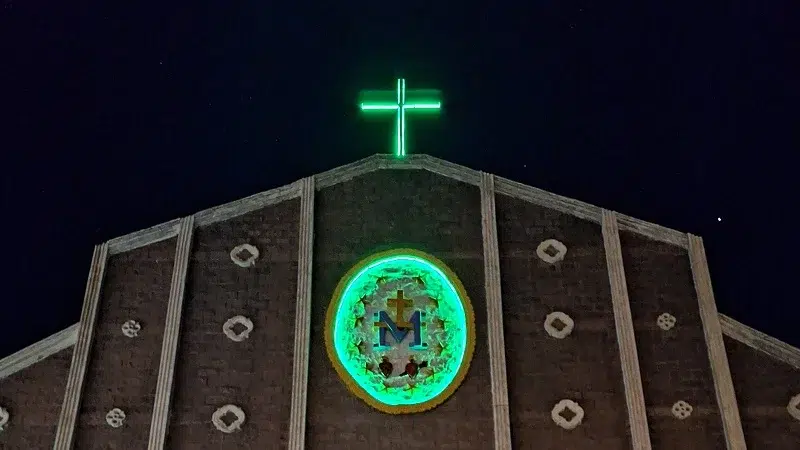 Frontis de la Parroquia Medalla Milagrosa durante la noche con la instalación de la nueva cruz