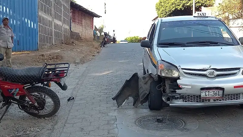 Motociclista impacta contra taxi en Juigalpa