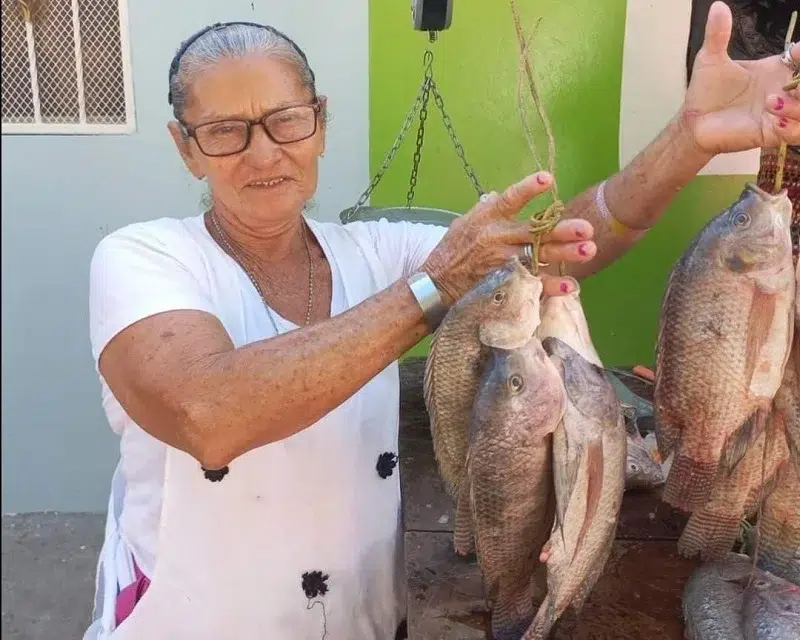 Doña Juliana Lumbí, vendedora tradicional de mariscos del barrio Miralagos de Granada.