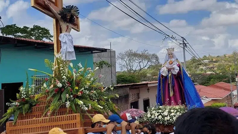 El rezo del viacrucis es parte de la religiosidad popular en Semana Santa