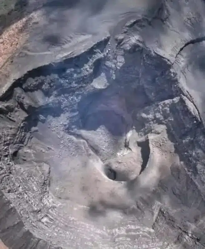 Lago de lava catapultado por deslizamiento en las laderas del cráter.