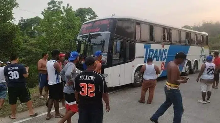 Bus se estrella en valla metálica cuando circulaba de Nueva Guinea a Bluefields