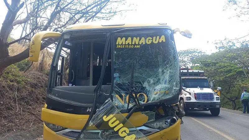Daños materiales en el bus que cubre la ruta Juigalpa - Managua