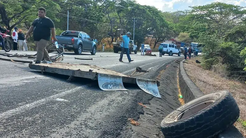 Tráiler se desprende de camioneta y se estrella contra bus de la ruta Juigalpa-Managua