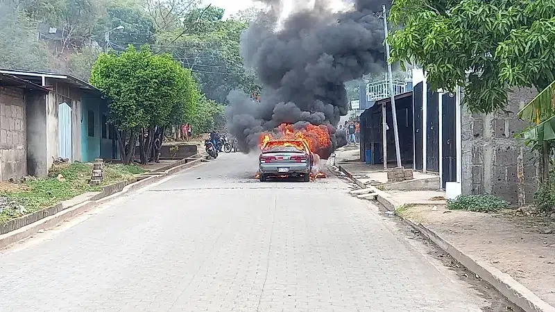 El carro marca KIA, color gris, placas RS 5397 agarró fuego en la pendiente La Gaviota. Ante la emergencia, el tráfico vehicular se detuvo.