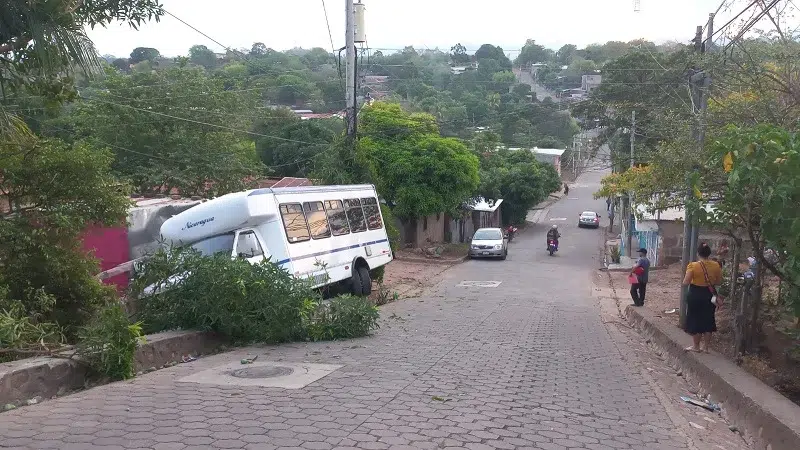 Microbús se estrella contra vivienda en Juigalpa