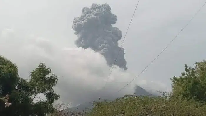 Volcán Concepción realiza una explosión cargada de gases y cenizas