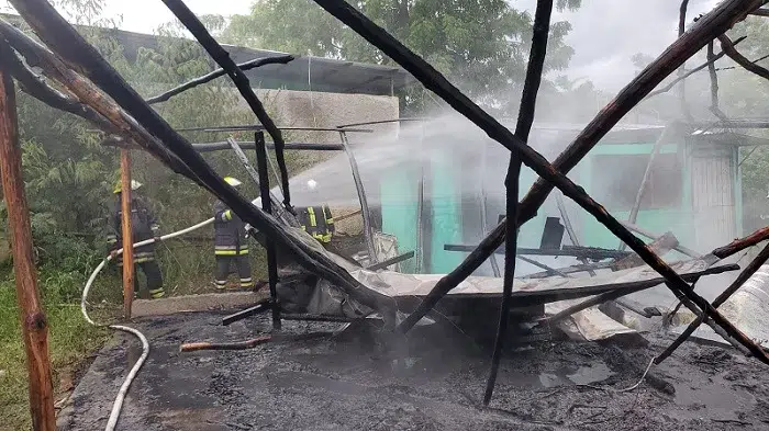 Incendio dejó en cenizas, rancho que funcionaba como comedor.