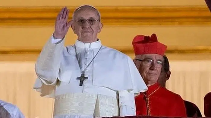 El cardenal Mamberti anunciará el nombre del próximo papa
