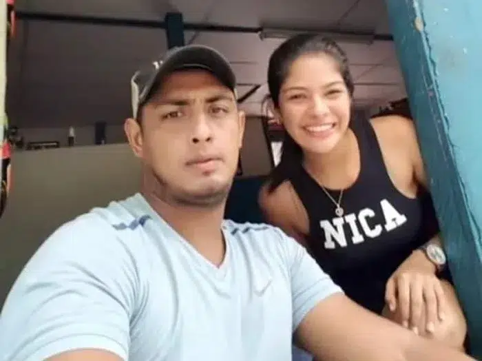 Sheynnis Palacios, actual soberana de la belleza universal, junto a su padre Edgar Palacios.