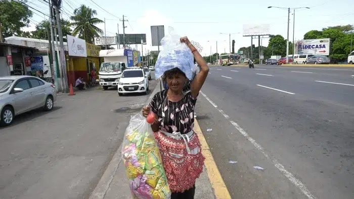 Vendedores ambulantes en Managua dicen que durante los días lluviosos les afectan económicamente. Foto: Vos Tv.