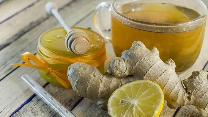 Una serie de hierbas medicinales como la Cúrcuma, el limón, entre otros para aliviar algunas enfermedades
