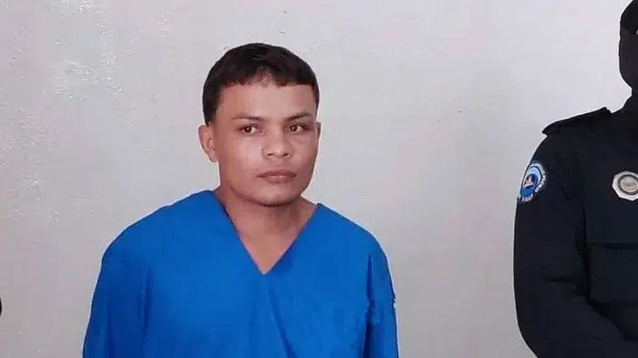 Orlando José Hurtado, en estado de ebriedad y motivado por rencillas, agredió a Álvaro Josef Miranda con una navaja, causándole la muerte antes de darse a la fuga.