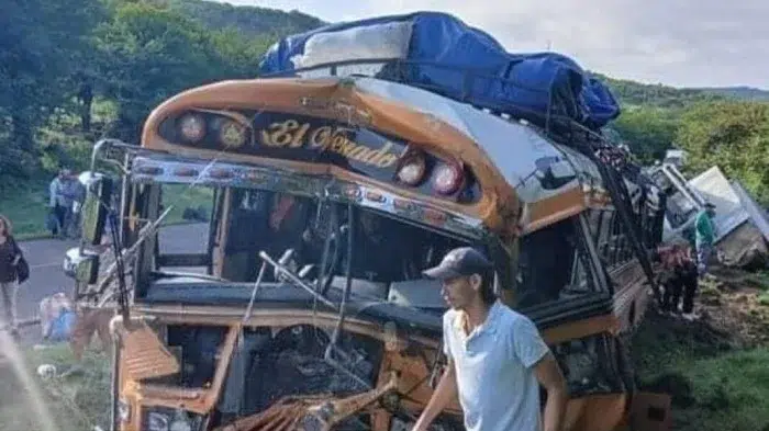 Bus y camión colisionan en Boaco y deja varios lesionados
