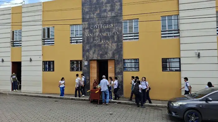 Bachilleres necesitan orientación vocacional y familiar para continuar su formación