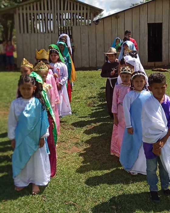 Niñez vestida con trajes de santo, donde la inocencia se disfraza de pureza