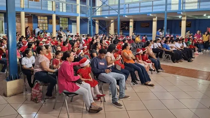 Padres y madres de familia del Colegio San Francisco de Asís se involucran activamente en las actividades de sus hijos. Según comentarios de algunos de ellos, estas actividades culturales y educativas, como el show de talentos, les brindan una oportunidad de apoyar a sus hijos.