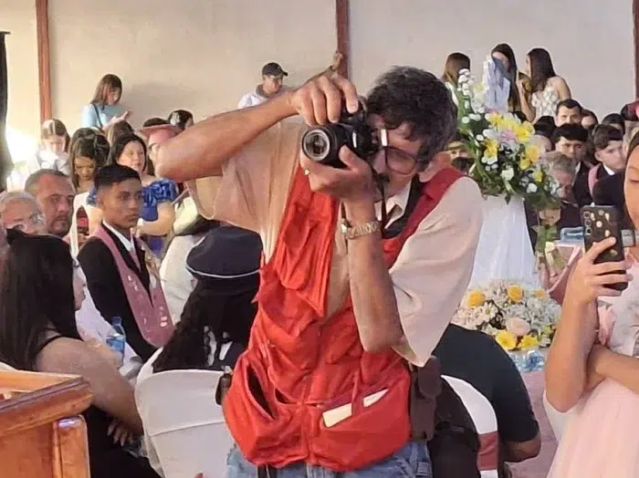 Don Marcos Díaz se dedica a capturar los momentos más especiales en eventos y actividades, inmortalizando recuerdos que perduran en el tiempo. Con más de tres décadas de experiencia, es un referente en Camoapa.