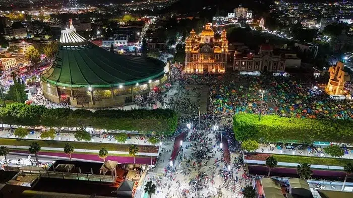 Mexicanos y peregrinos celebran con fervor a la Morenita del Tepeyac, Guadalupe