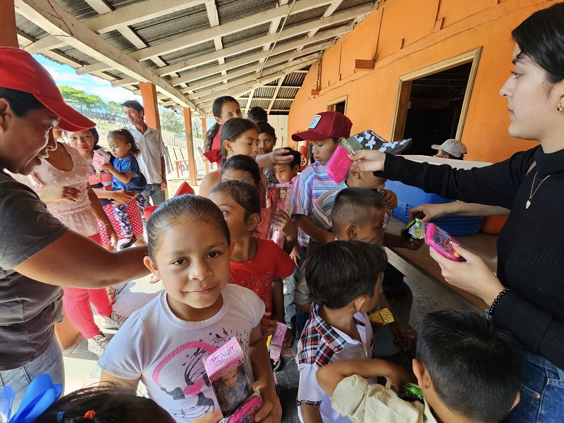 Niños y niñas reciben juguetes