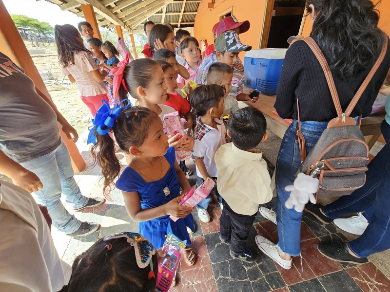 Niños y niñas reciben juguetes