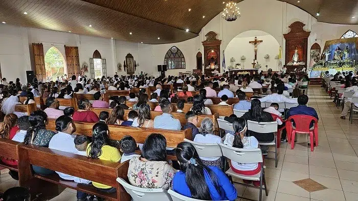 Unos 181 niños y niñas recibieron su Primera Comunión en dos eucaristías en la Parroquia Medalla Milagrosa