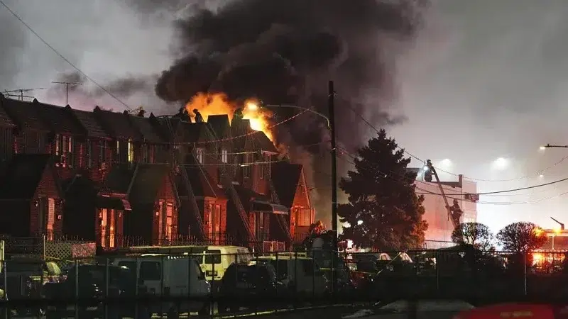Accidente aéreo en Filadelfia causa incendio y heridos
