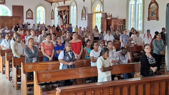 Asistentes a la primera misa jubilar en la parroquia San Francisco de Asís, de Camoapa.