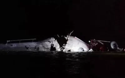 Avión y helicóptero chocan en pleno vuelo