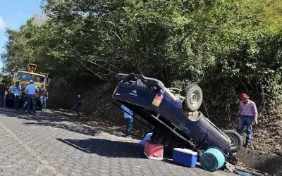 Dos personas lesionadas en accidente de tránsito en carretera hacia Comalapa