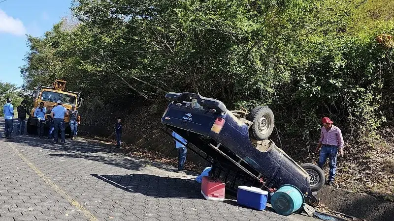 Dos personas lesionadas en accidente de tránsito en carretera hacia Comalapa