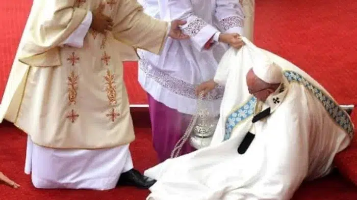 El papa Francisco inmoviliza su brazo tras caída en el Vaticano