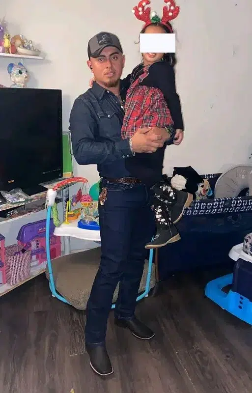 Greyton Rodríguez Rocha con su hija en brazos. Foto: Cortesía 