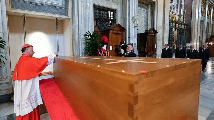 El Papa Francisco elige ser enterrado en la Capilla Santa Marta o cerca de ella, como un acto de humildad, coherente con su vida y su visión de una Iglesia más pobre y para los pobres. A lo largo de su pontificado, el argentino solía detenerse allí antes y después de cada viaje apostólico, para encomendar sus intenciones y agradecer la protección de la Virgen María, a quien veneraba bajo el título de “Salus Populi Romani” (Protectora del Pueblo Romano).