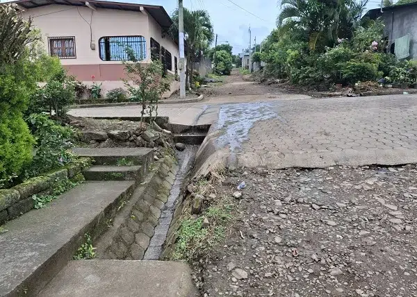 Asi se observa la cuneta. Foto tomada de sur a norte en el barrio San Martin de Camoapa