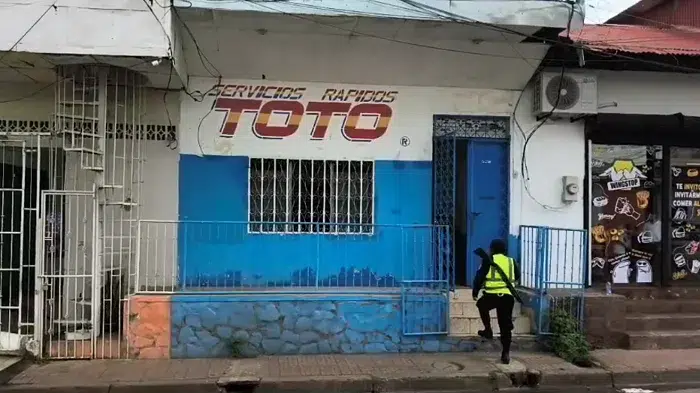 Encuentran sin vida a dos hombres en local de comida rápida