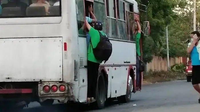 Multas de hasta 7 mil córdobas por llevar pasajeros colgados en buses de Managua