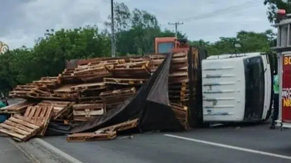 Se vuelca camión con polines en Carretera Norte, Managua
