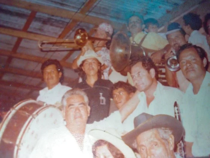 Don Luis Guillermo Hernández Ramírez, con camisa celeste claro y su clarinete, junto a la banda filarmónica.