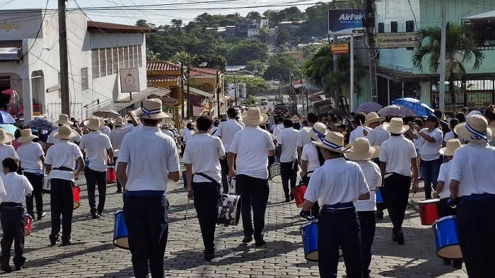 Estudiantes de Camoapa afinan detalles para participar en los desfiles escolares patrios
