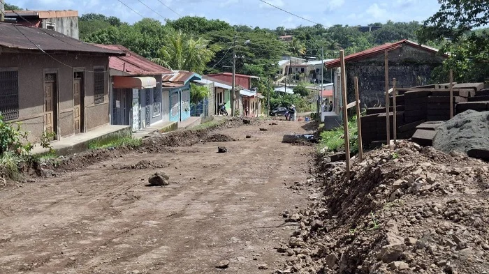 Veinticinco años de gestión comunitaria logran que inicie adoquinado de calle en Camoapa