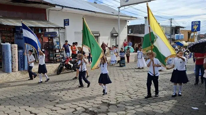 Acto y desfile escolar a tempranas horas en Camoapa