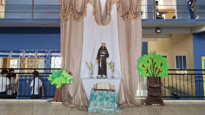 Comunidad educativa del Colegio San Francisco de Asís celebra a su patrono