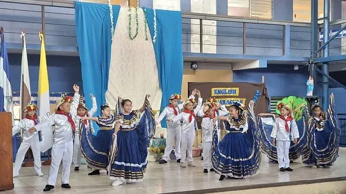 Estudiantes de Camoapa celebran el Día Nacional del Huipil