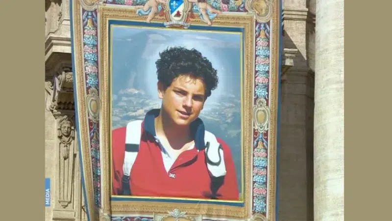 Iglesia católica celebra a Carlo Acutis el influencer de Dios, como primer santo millennial