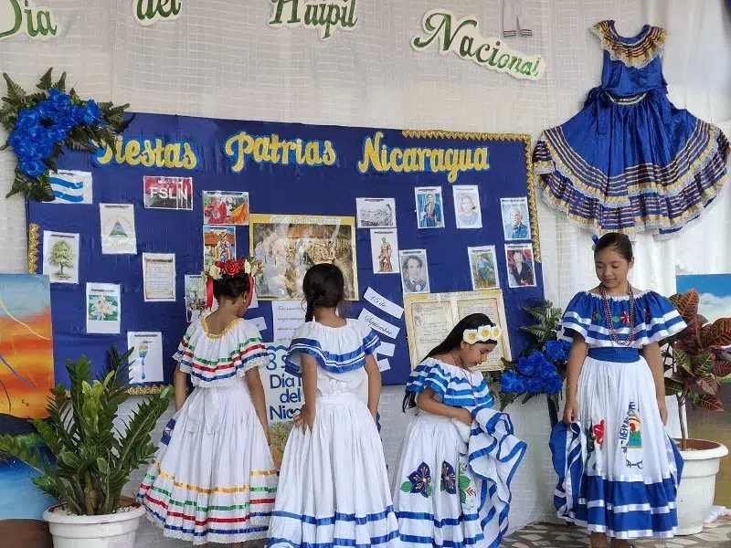 Niñas de Camoapa lucen con orgullo el traje de marimba en los bailes folclóricos de las fiestas patrias