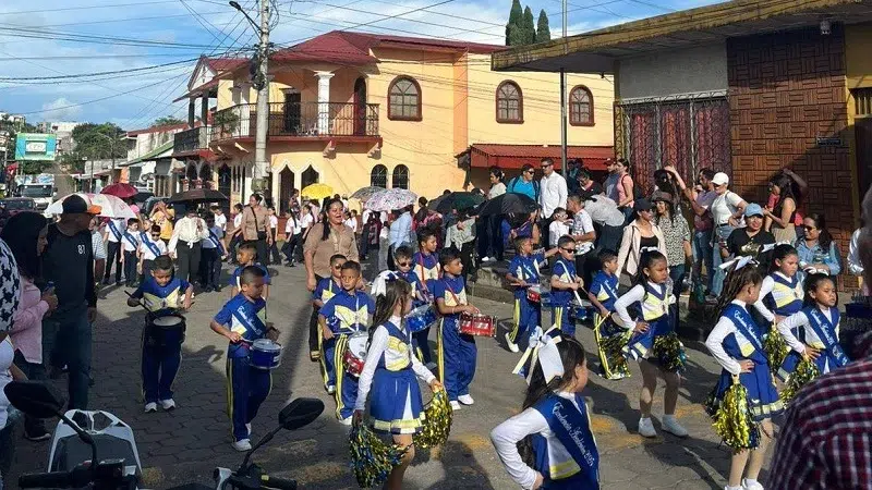 Niñez de educación inicial de los diferentes centros públicos y privados de Camoapa participaron en desfile escolar este sábado 6 de septiembre de 2025